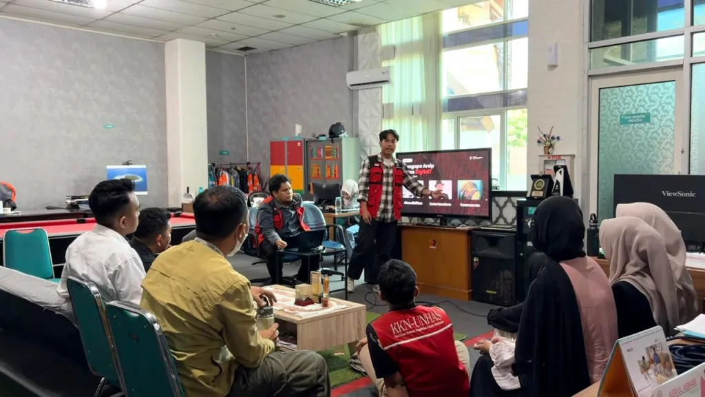 Mahasiswa KKN-T Universitas Hasanuddin (Unhas), Adrian, saat mensosialisasikan Website Pengarsipan Digital kepada Tim Tanggung Jawab Sosial dan Lingkungan (TJSL), Humas, dan pengelola Gedung Arsip PT Semen Tonasa di Kantor Pusat PT Semen Tonasa, Kamis (6/8). (Foto: Dokumentasi Pribadi).